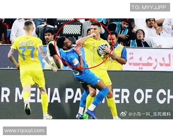 球迷疯狂行为引发热议C罗球衣被抢夺的奇葩瞬间 球迷疯狂行为引发热议C罗球衣被抢夺的奇葩瞬间